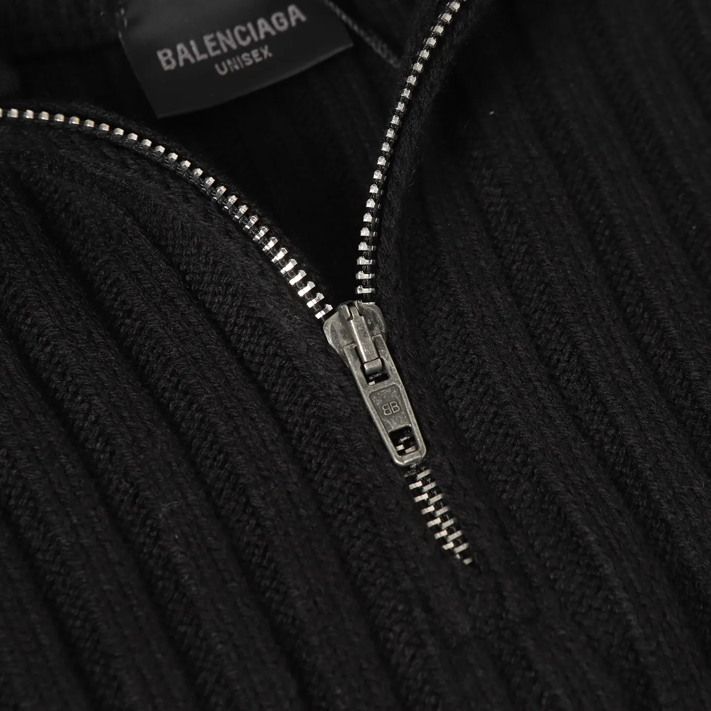 [Higher version] BLCG 25FW high-neck half-zip sweater with armbands. The core craftsmanship of this single product lies in the cross-border fusion of high-tech lamination and traditional knitting. The foundation of ready-made garments is made of high-elastic rough pit knitting, which achieves strong three-dimensional texture and excellent elasticity through thick gauge and special yarns. The elastic characteristics are mainly characterized by high Rebound, multi-directional extension and excellent recovery. Relying on the natural structural stretch of the rough ribbed structure and combining it with high-elastic yarns, it has high stretchability in both the longitudinal and transverse directions (up to 6-10cm). It has no sense of restraint when moving, and can quickly return to its original shape, resist wrinkles, maintain shape, and avoid sagging. The iconic Black polyurethane strip is precisely sewn to fit the uneven knitted surface. At the same time, the elasticity of the underlying knitted structure must not be damaged, and the luster and toughness of the strip itself should be maintained, integrating the decorative strip and functional structure into one. Size:S/M/L